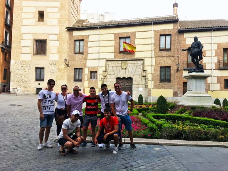 Mysteries & Tapas Tour in Madrid + Pub Crawl - From Madrid legends to late-night tapas