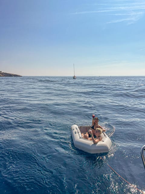 Palma de Mallorca: Sailing Boat Trip with Skipper & Tapas - What the crew adds to the day