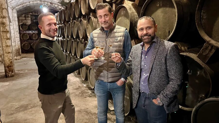 Palma: Distillery Tour with 3 Spirits and Tapas Tasting - Languages, group atmosphere, and guide style