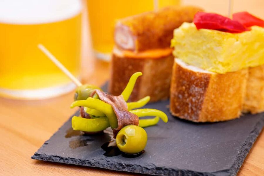 Pamplona: Pintxos Tasting Tour with Local Guide - Meeting Arno at the Encierro Monument