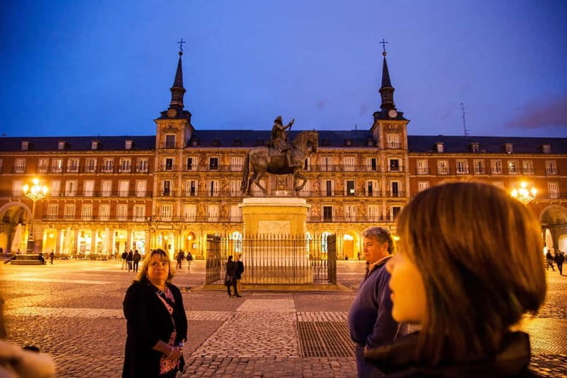 Personalised Traditional Madrid Night Tapas and Drinks Tour - The second bar: paying as you go