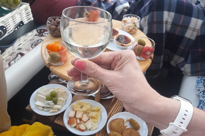 Private tapas tuk tuk tour through Lisbon - Lisbon Cathedral and Santo António in 10 minutes