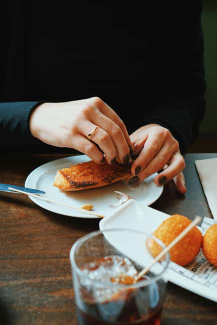 Ruzafa Food & Wine Tour: Tapas, Drinks & Local Secrets - Why Ruzafa makes a good food tour setting