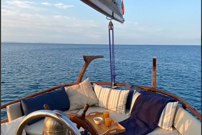 Sail tour tapas day charter boat trip private sailing pirate - The crew and the personal touch
