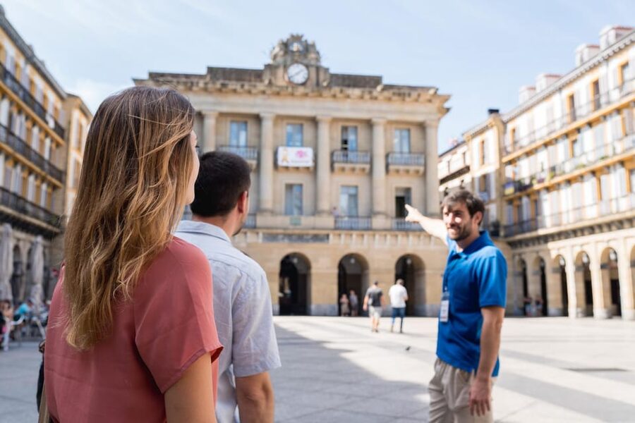 San Sebastian Food Tour: Pintxo Tasting Paired with Wines - What the bar choices add to the experience