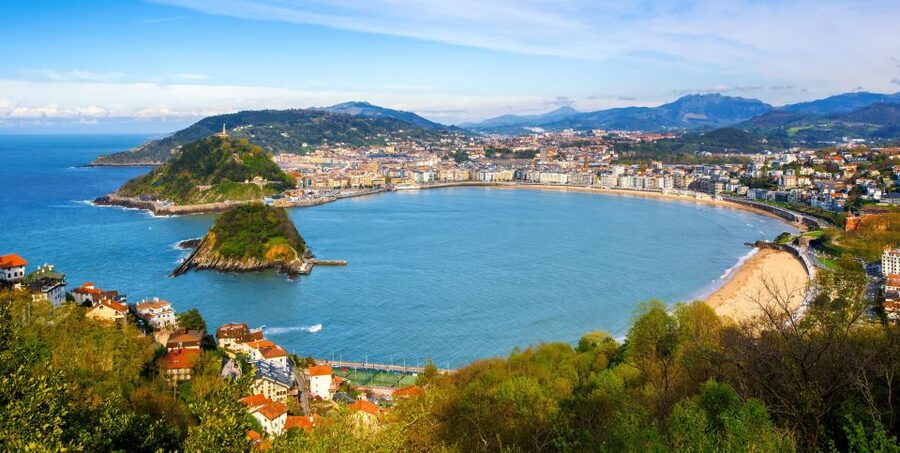 San Sebastian: Historical Walking Tour with Pintxo and Drink - Entering Parte Vieja, San Sebastián’s food center