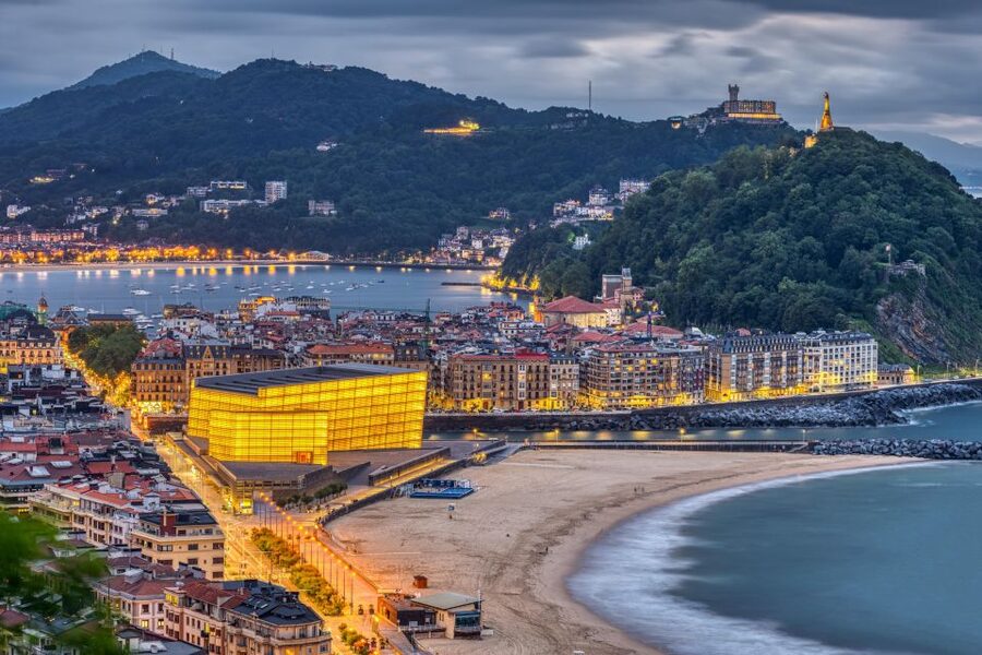San Sebastian: Historical Walking Tour with Pintxo and Drink - Santa María del Coro leads into the tasting