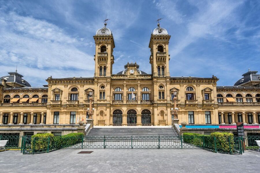 San Sebastian: Historical Walking Tour with Pintxo and Drink - One pintxo and a drink, with room for more