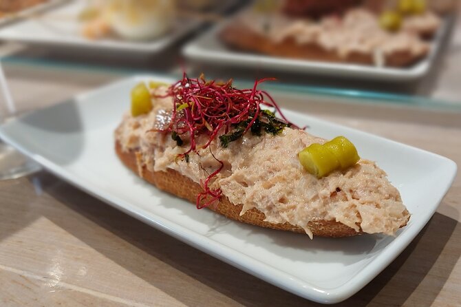 San Sebastián Pintxos Tour: Delicious Food, Drinks & Ambience - Why the small group changes the evening