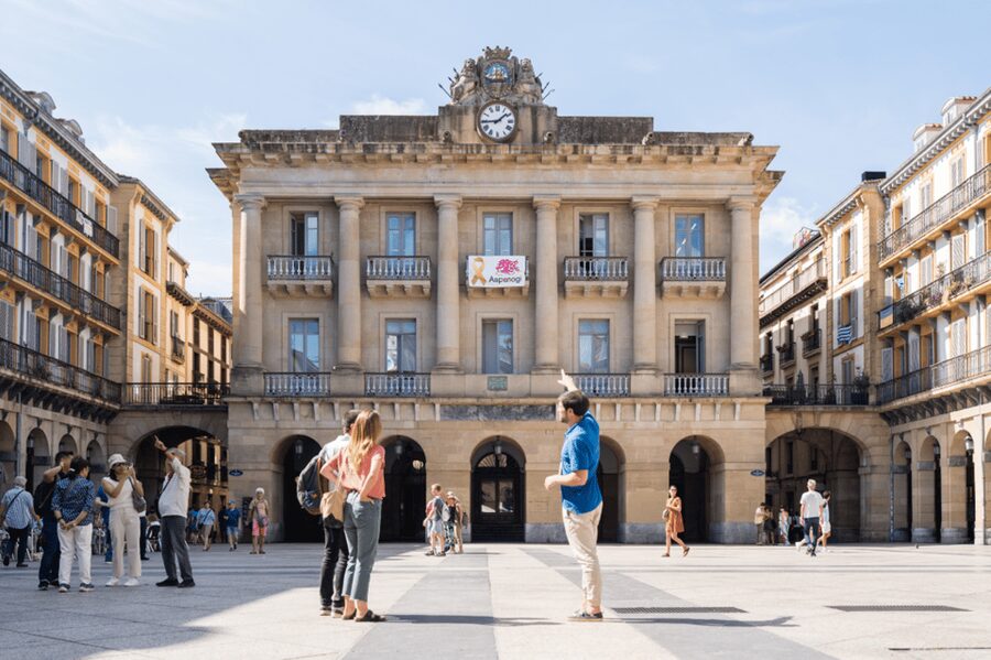 San Sebastian: Walking Tour with Pintxo and Drink - Guides who shape the experience