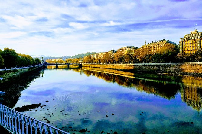 San Sebastian walking tour with pintxo and drink option - San Vicente, Plaza de la Constitución, and Santa María del Coro