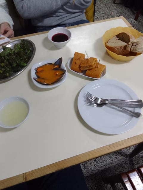 Santiago: Guided Foodie Tour with Drinks, Tapas & Live Music - Alex’s style: stories without a long lecture
