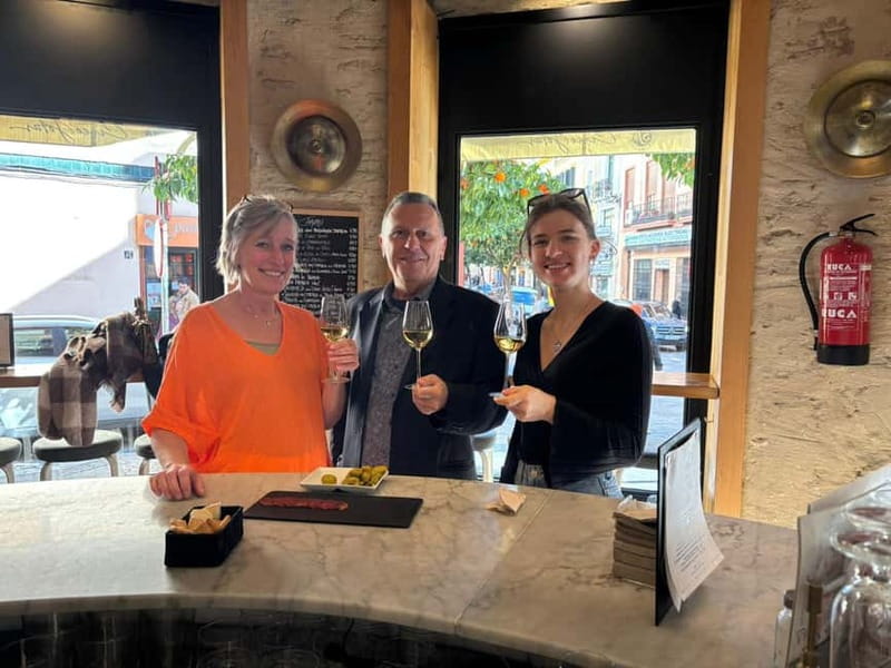 Seville: Authentic Tapas & Wine Tour with Local Expert - What the praise tells you about the guide