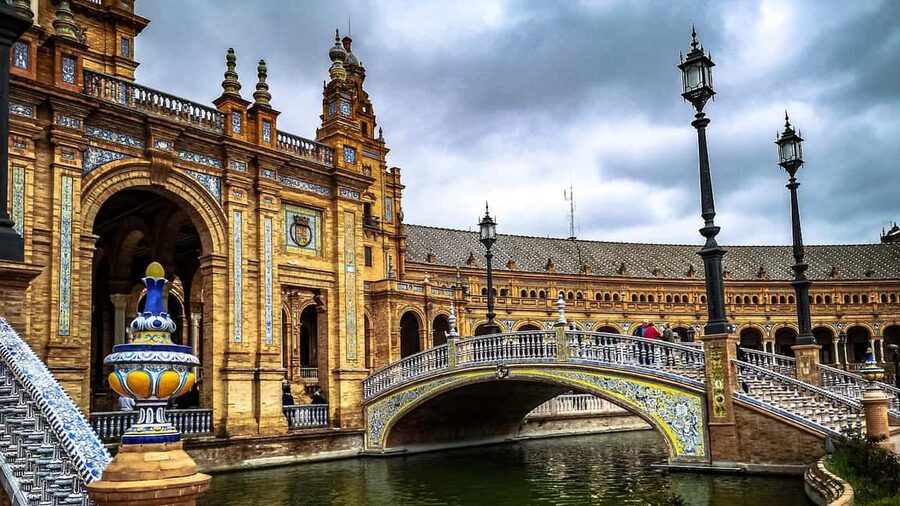 Seville Essentials: Landmarks & Tapas (2.5h + 1.5h) - Santa Cruz and the former Jewish Quarter