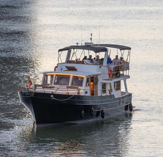 Seville: Flamenco life music Yacht Cruise, Tapas & Drinks - A small yacht instead of a crowded river boat