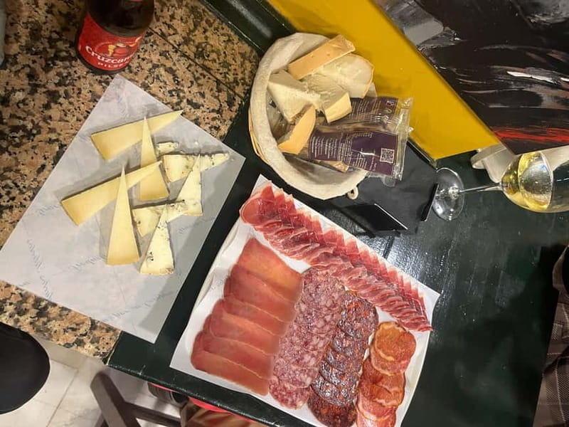 Seville: Secret Food Tour with Tapas and Drinks - What makes the market and bar combination useful