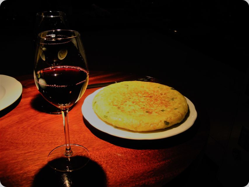 Seville: Tapas and Flamenco Experience - What the guide adds between the stops