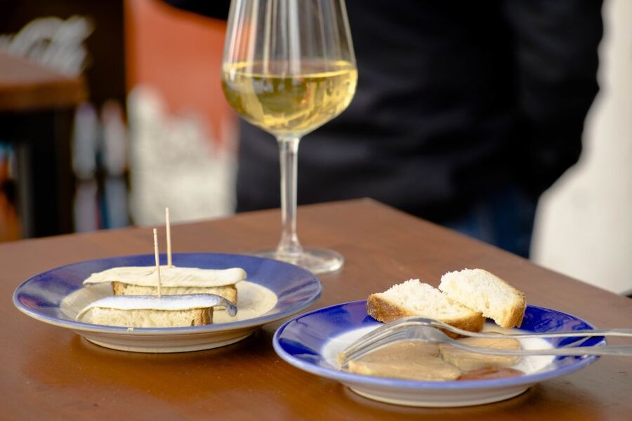 Seville: Tapas Crawl - Four bars, four drinks, and a five-minute rhythm