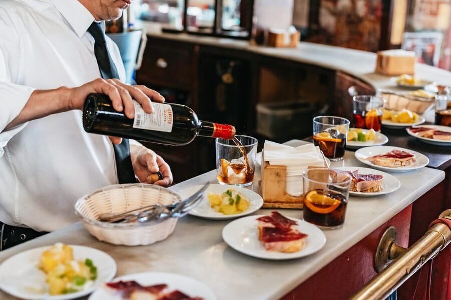 Seville: Tapas, Taverns and History Guided Walking Tour - Las Teresas: a traditional start in the Jewish Quarter