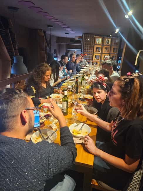 Tasting 3 glasses of wine + 3 tapas - Cheese, cold cuts, and hummus make the tasting more useful