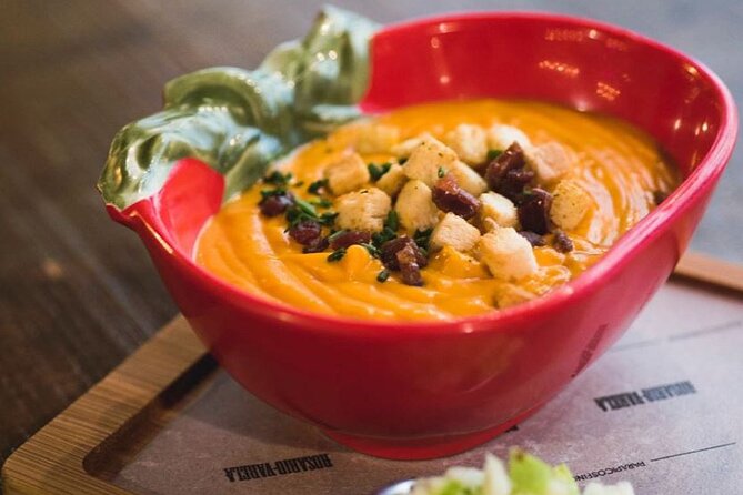 The Granada Evening Tapas Crawl by Food Lover Tour - A small group makes the food explanations better