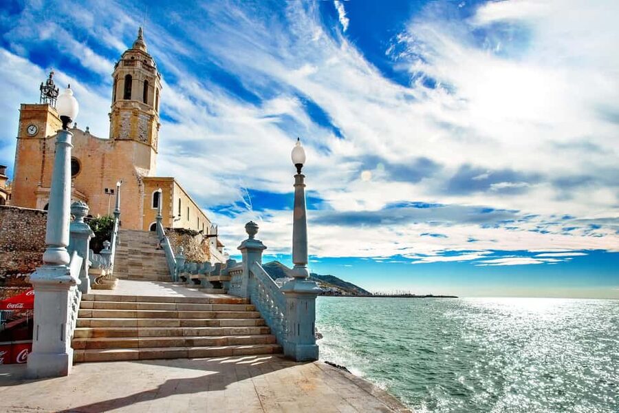 Tour in Sitges ( Bcn): Cultural diversity, tapas and beach - Meeting Jaki at Sitges train station