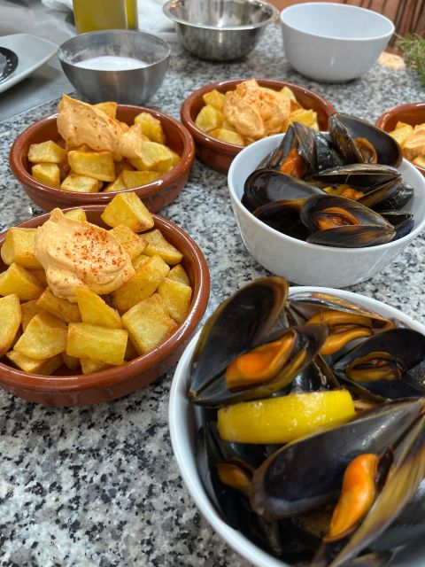 Valencia: Evening Guided Paella Workshop, Tapas, and Drinks - Sitting down to eat what you made