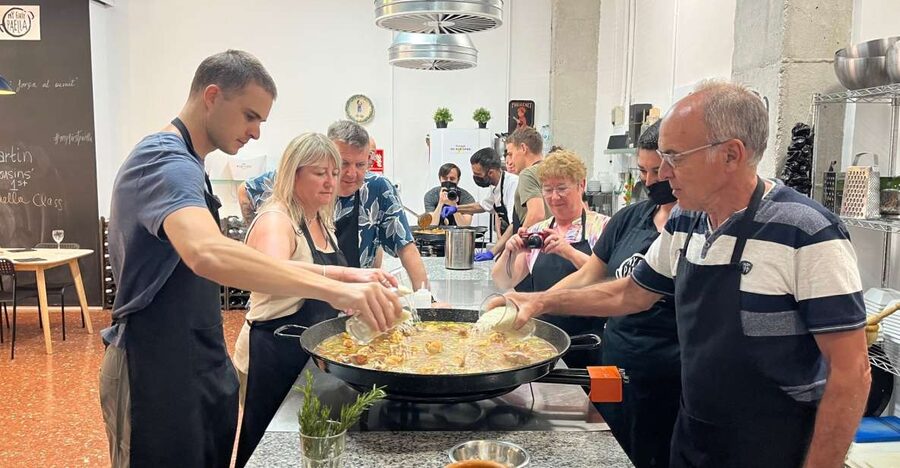 Valencia: Evening Guided Paella Workshop, Tapas, and Drinks - Arriving to tapas, sangria, and a friendly start