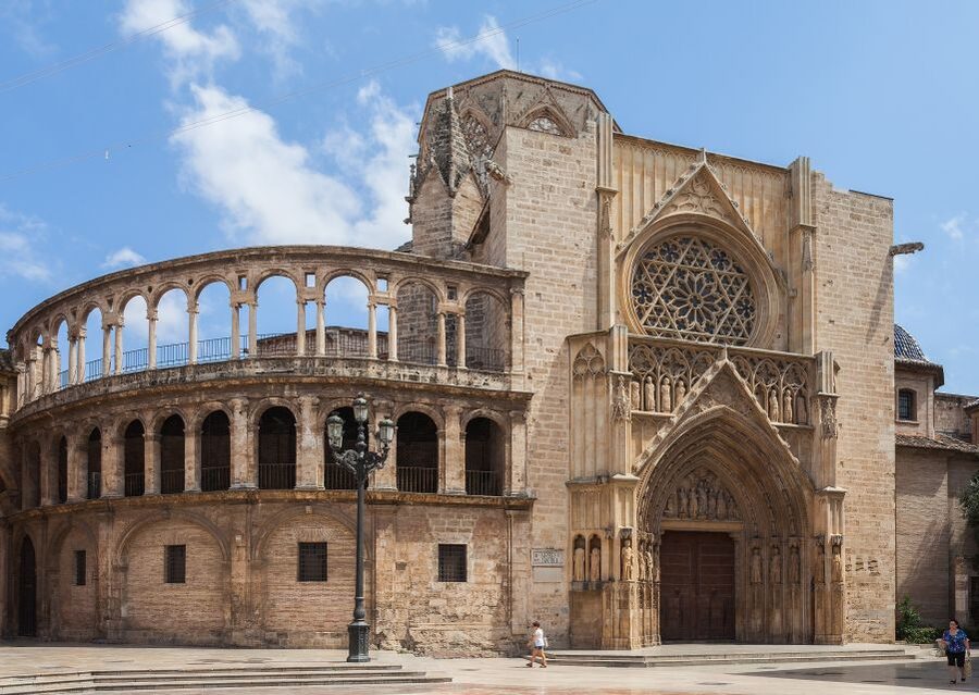 Valencia: Guided City Walking Tour with Tapas Tastings - Starting beside the fountain in Plaça de la Verge
