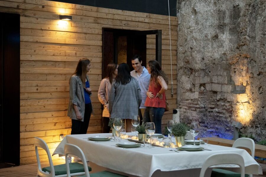 Valencia: Old Town Tour, Wine & Tapas in an 11th c. Monument - Plaza de la Reina and Plaza de la Virgen