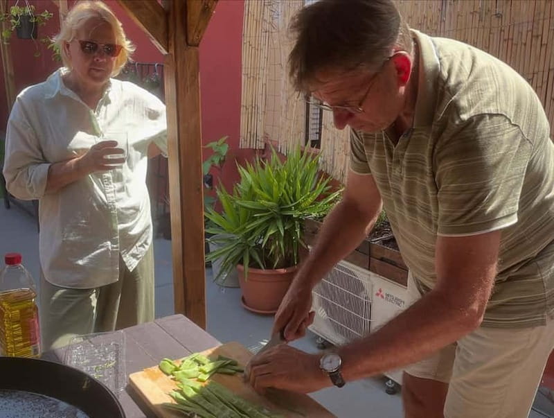 Valencia: Paella Cooking Class with Tapas and Drinks - Who should book this experience?