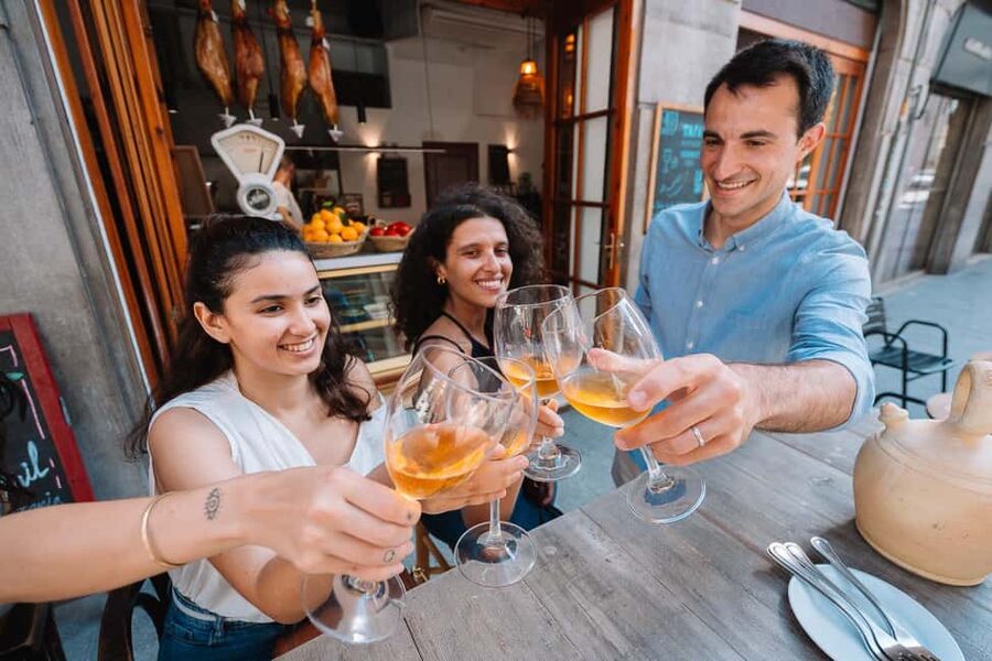 Valencia: Tapas and Drinks Evening Tour - The guide is the glue of the evening