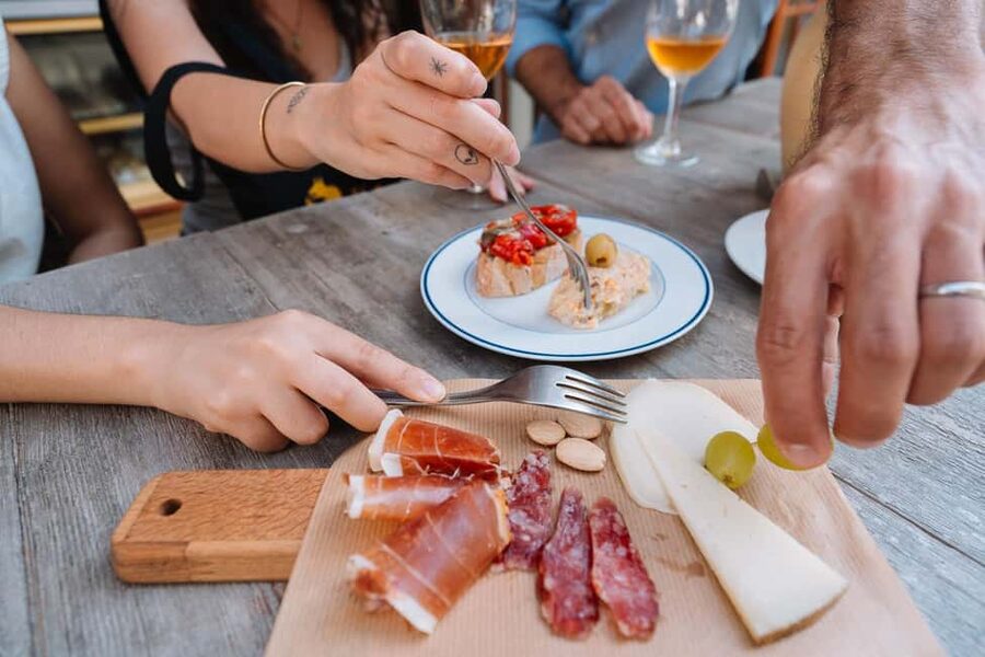 Valencia: Tapas and Drinks Evening Tour - An offbeat route with manageable walking