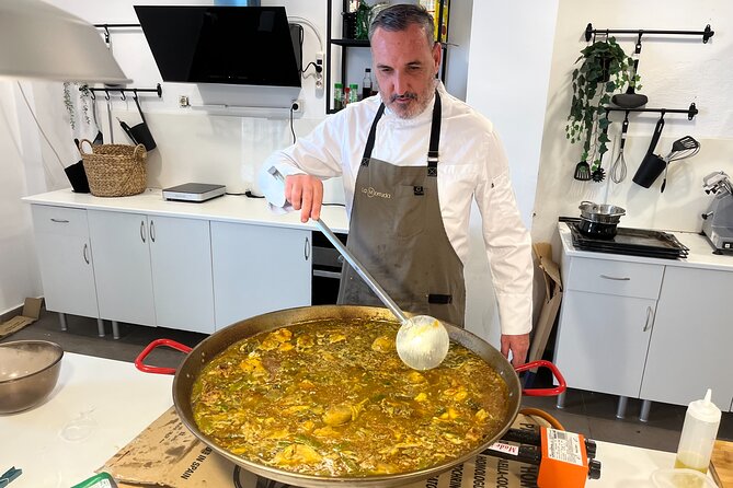 Valencian Paella class with welcome drinks and tapas - Preparing tortilla de patata