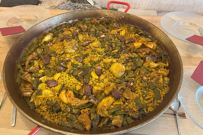 Valencian Paella class with welcome drinks and tapas - Finding the class in L’Eixample