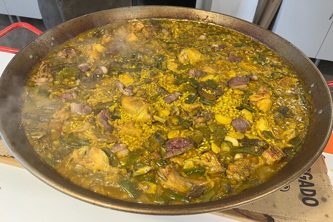 Valencian Paella class with welcome drinks and tapas - Starting with drinks and tapas
