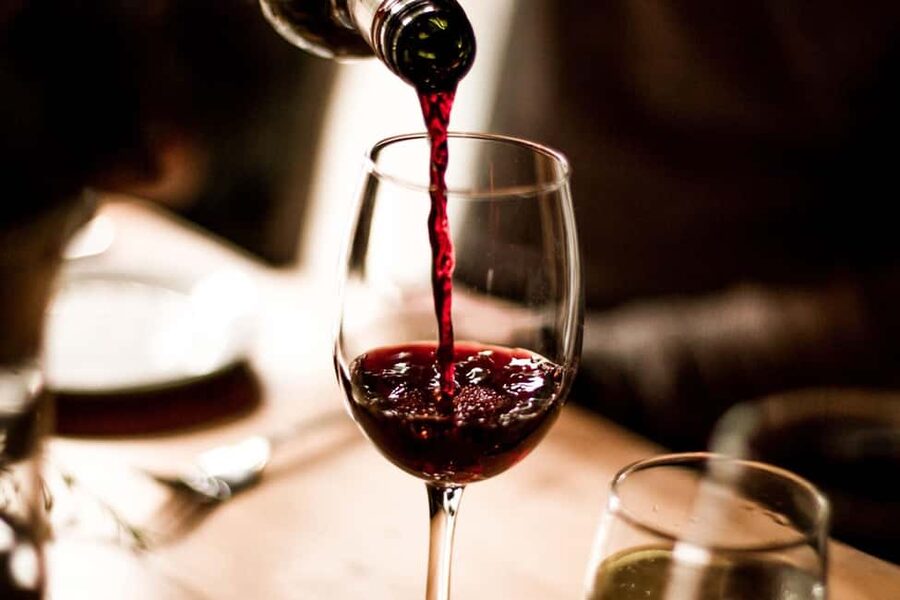 WINE TASTING & TAPAS IN THE HEART OF FARO - A shorter 15-minute taste in the middle