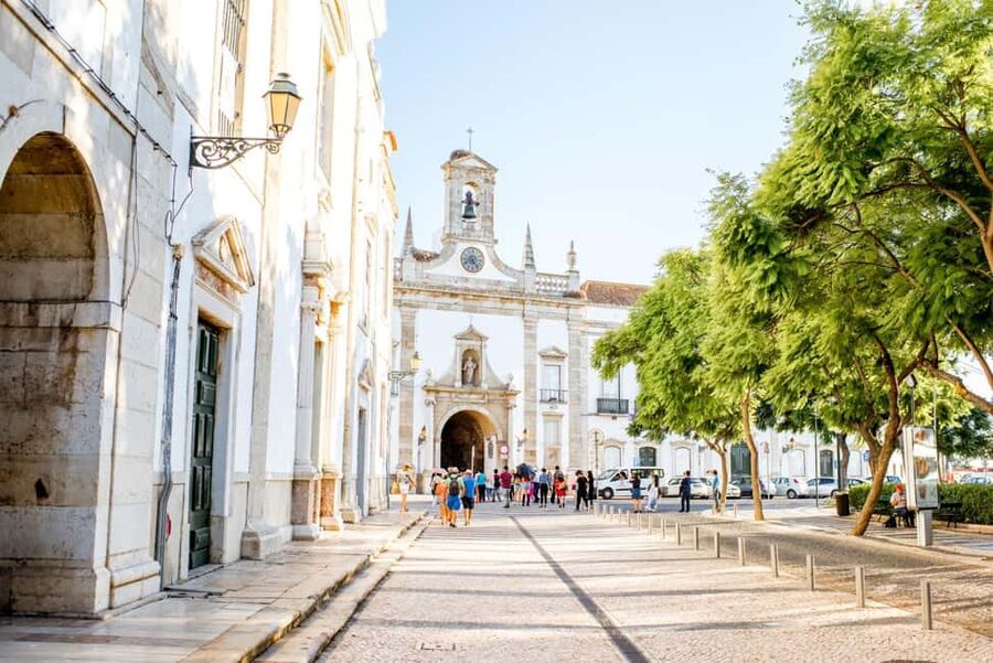 WINE TASTING & TAPAS IN THE HEART OF FARO - The first 35-minute food stop